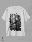 تیشرت سفید طرح دار جویبار سرسبز در جنگل، عکاسی سیاه و سفید اثر دبرا ون سوارینجن | فروشگاه ایماژ