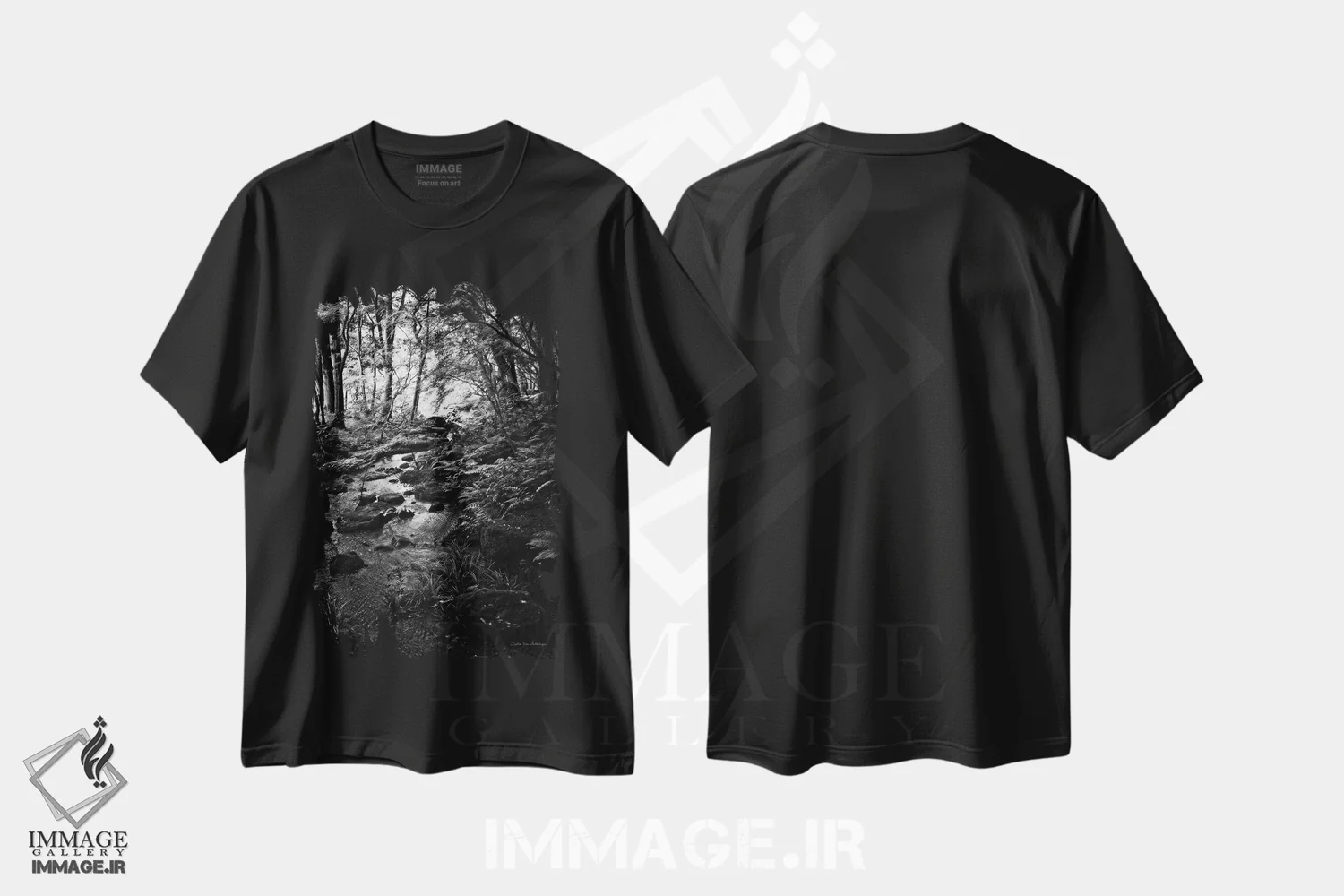 تیشرت مشکی طرح دار جویبار سرسبز در جنگل، عکاسی سیاه و سفید اثر دبرا ون سوارینجن | immage.ir