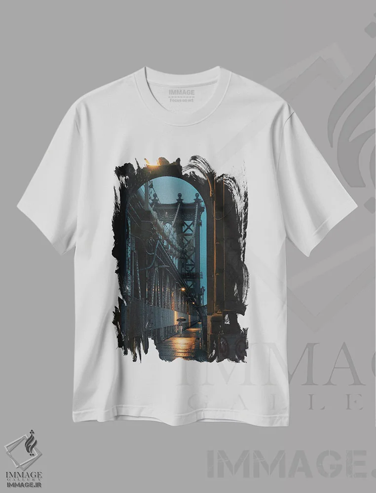 تیشرت سفید طرح دار قدم زنی تنها روی پل منهتن، مدیوم اثر دیلان واکر | فروشگاه ایماژ