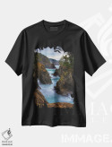 تیشرت مشکی طرح دار منظره های کنار صخره، مدیوم اثر دارن وایت فوتوگرافی | immage.ir