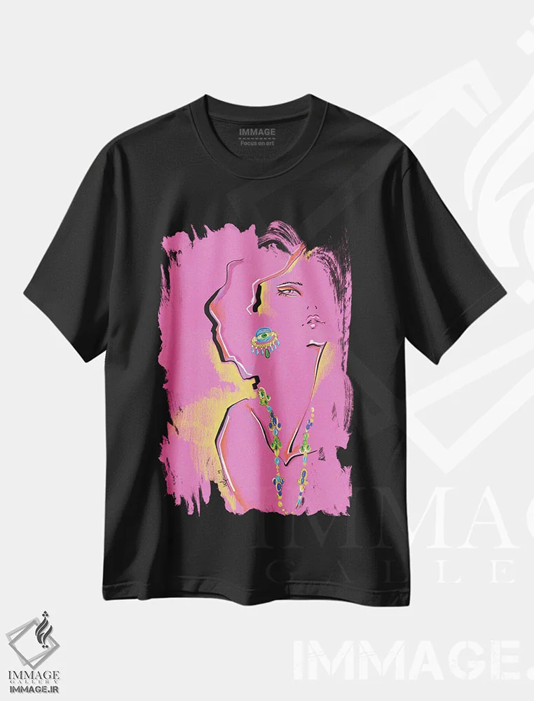 تیشرت مشکی طرح دار کلاژ پرتره مجنتا، تزئینی اثر الی عظیزیان | immage.ir
