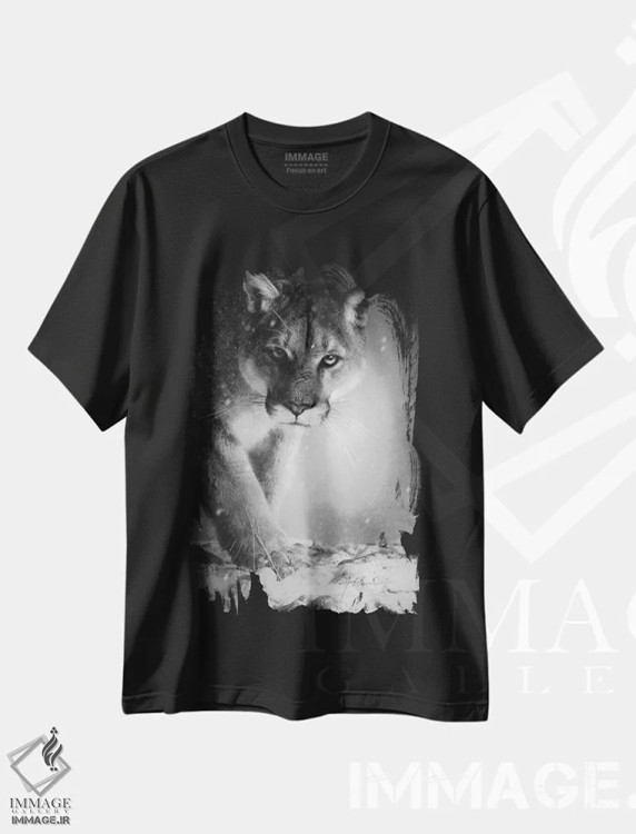 تیشرت مشکی طرح دار شیر کوه مونتانا، نقاشی و تصویرگری سیاه و سفید اثر جف اچواریا | immage.ir