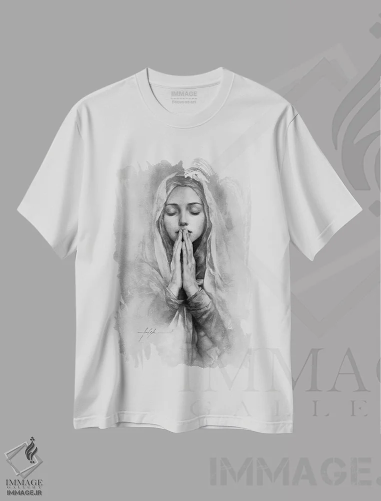 تیشرت سفید طرح دار مریم در حال دعا کردن، نقاشی و تصویرگری سیاه و سفید اثر جف اچواریا | immage.ir