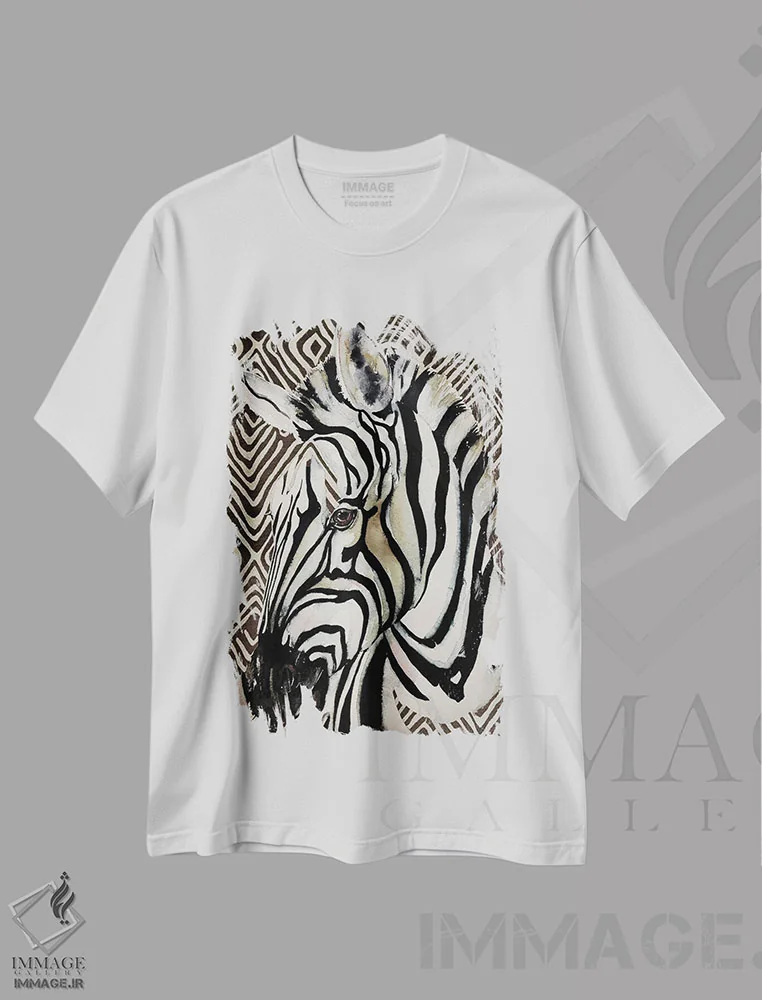 تیشرت سفید طرح دار گورخر طراحانه، تزئینی اثر اما کاترین دبس | immage.ir