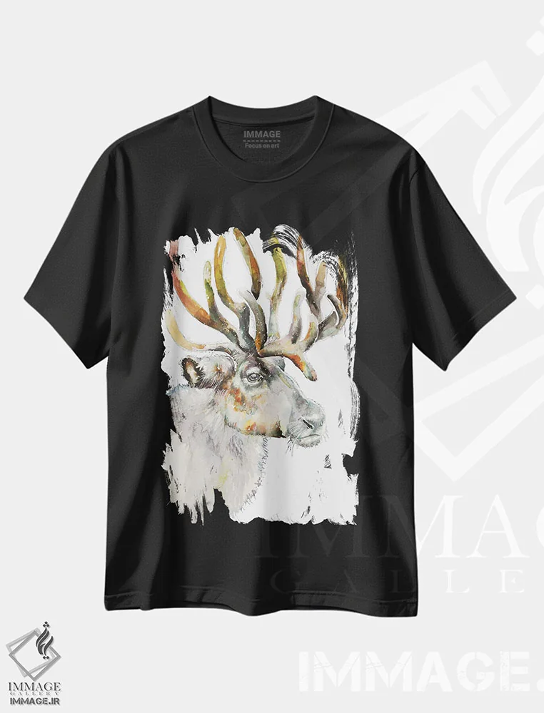 تیشرت مشکی طرح دار گوزن شمالی روی زمینه سفید، دکور کلبه و لژ اثر اما کاترین دبس | فروشگاه ایماژ
