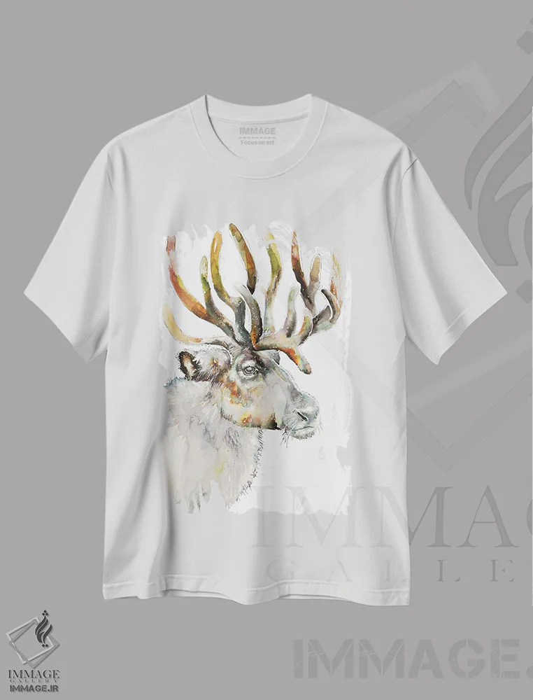تیشرت سفید طرح دار گوزن شمالی روی زمینه سفید، دکور کلبه و لژ اثر اما کاترین دبس | immage.ir