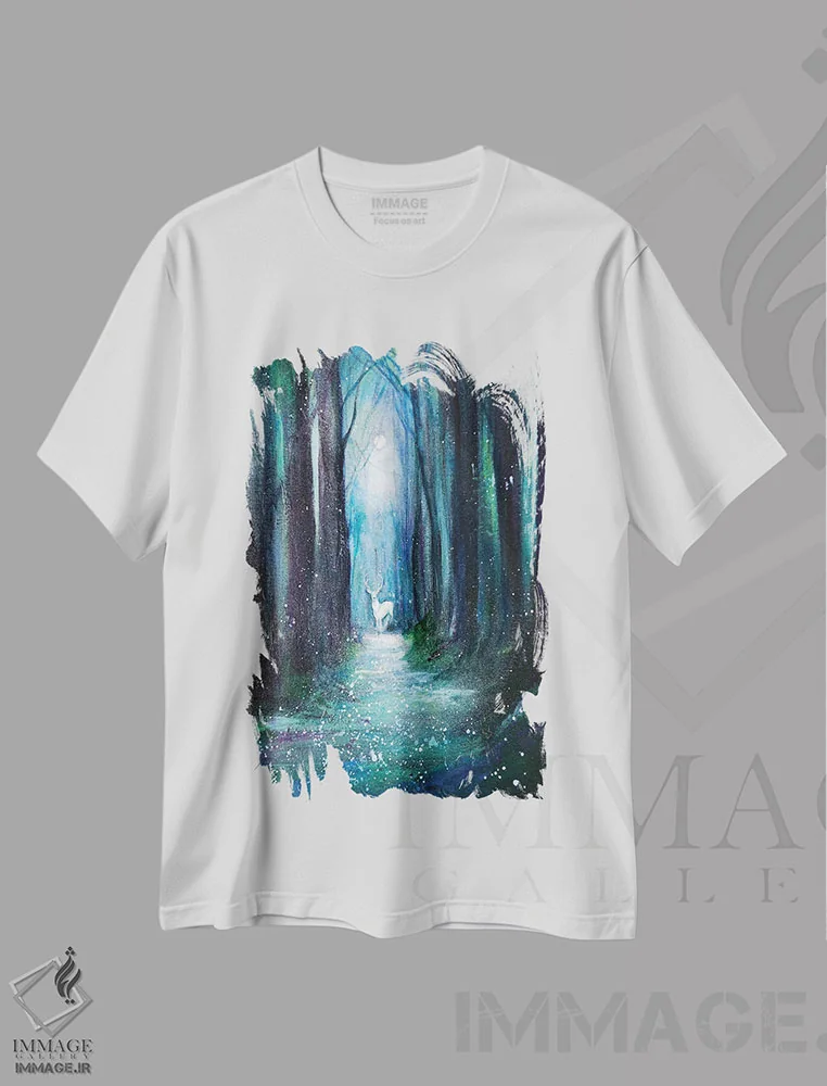 تیشرت سفید طرح دار جنگل سبز و آبی، تزئینی اثر اما کاترین دبس | فروشگاه ایماژ