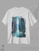تیشرت سفید طرح دار جنگل سبز و آبی، تزئینی اثر اما کاترین دبس | فروشگاه ایماژ