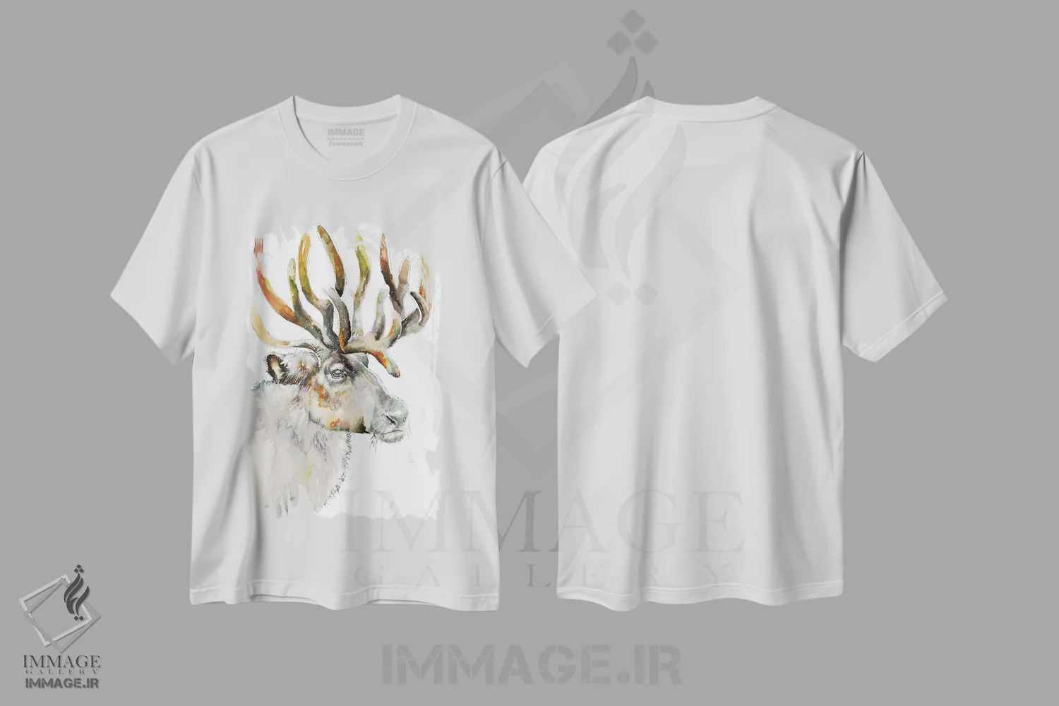 تیشرت سفید طرح دار گوزن شمالی روی زمینه سفید، دکور کلبه و لژ اثر اما کاترین دبس | immage.ir