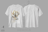 تیشرت سفید طرح دار گوزن شمالی روی زمینه سفید، دکور کلبه و لژ اثر اما کاترین دبس | immage.ir