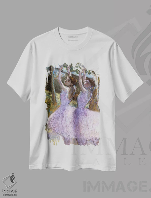 تیشرت سفید طرح دار رقصندگان با لباس ارغوانی و دستان بالا، حدود ۱۹۰۰ اثر ادگار دگا | فروشگاه ایماژ