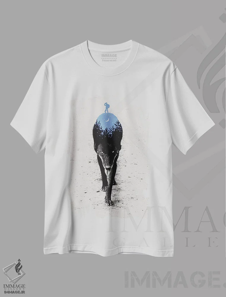 تیشرت سفید طرح دار درون جنگل، هنر دیجیتال اثر انکل دیکا | فروشگاه ایماژ