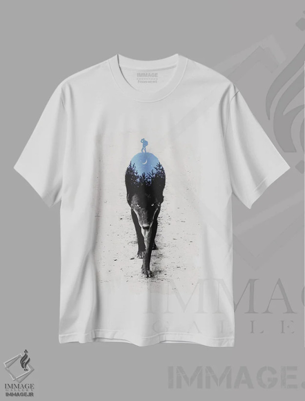 تیشرت سفید طرح دار درون جنگل، هنر دیجیتال اثر انکل دیکا | فروشگاه ایماژ