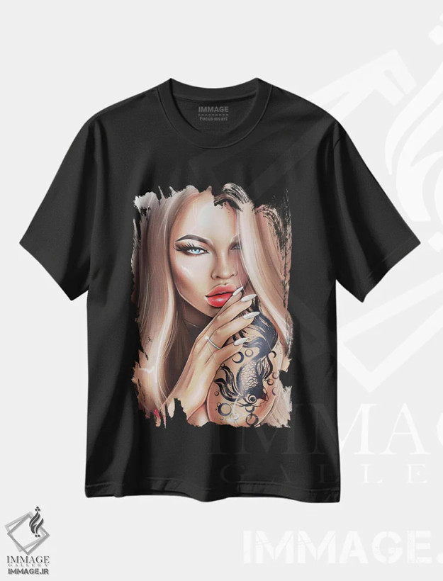 تیشرت مشکی طرح دار دختر مدگرا با تتو، دکوراسیون جایگزین اثر ارین فلیس | فروشگاه ایماژ