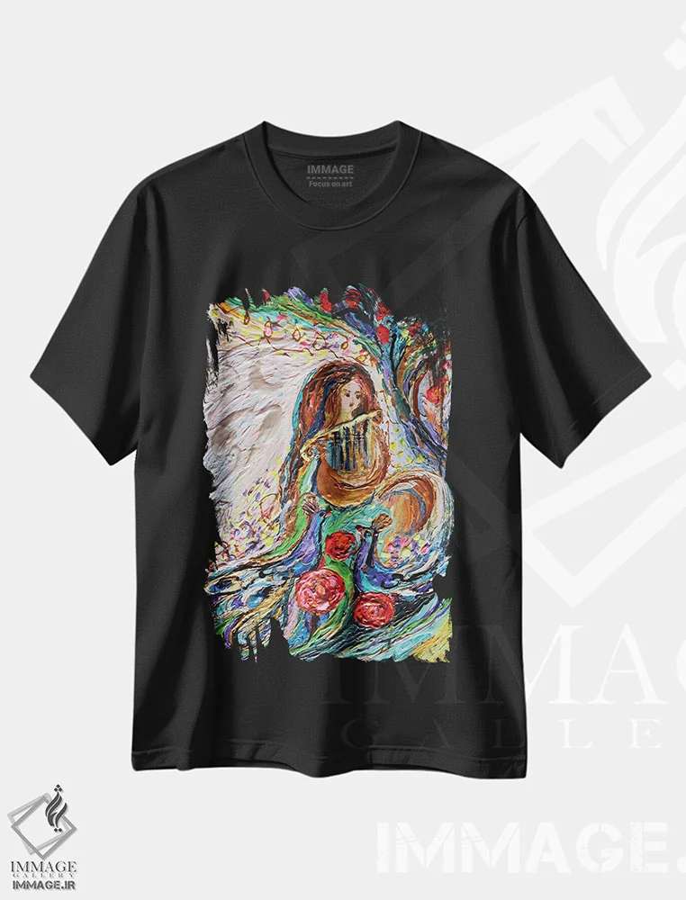 تیشرت مشکی طرح دار نوازندهٔ چنگ: آوای موسیقی، هنر فاخر معاصر اثر النا کوتلیارکر | immage.ir