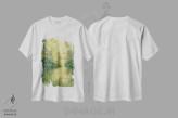 تیشرت سفید طرح دار حوضچهٔ سبز کنار آبشار، دکور معاصر اثر اکاترینا پریسیچ | فروشگاه ایماژ