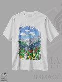 تیشرت سفید طرح دار منظرهٔ کوهستانی، دکور کلبه و لژ اثر اکاترینا پریسیچ | فروشگاه ایماژ
