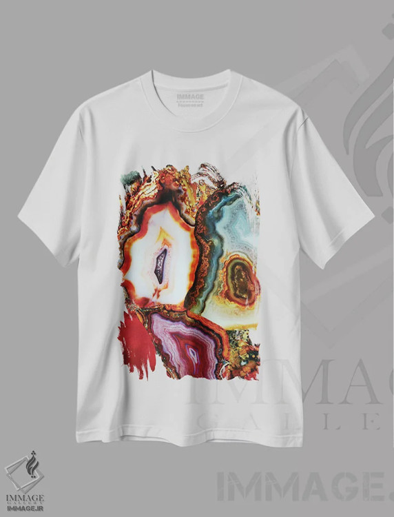 تیشرت سفید طرح دار زمین و آسمان بیشتر به ما می آموزند، آبستره اثر النا کولیـکووا | immage.ir