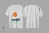 تیشرت سفید طرح دار خورشید نارنجی بر دریای مینیمال، آبستره اثر ام سی دیزاین لب | فروشگاه ایماژ