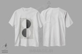 تیشرت سفید طرح دار دایره های سیاه و سفید و خطوط سیاه اثر ام سی دیزاین لب | immage.ir