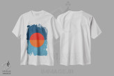 تیشرت سفید طرح دار خورشید نارنجی قرمز آبی، آبستره اثر ام سی دیزاین لب | immage.ir