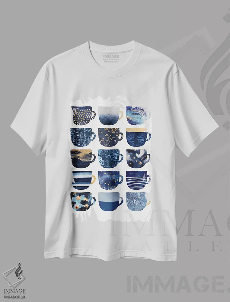 تیشرت سفید طرح دار فنجان های قهوهٔ آبی زیبا I، تزئینی اثر الیزابت فردریکسون | immage.ir