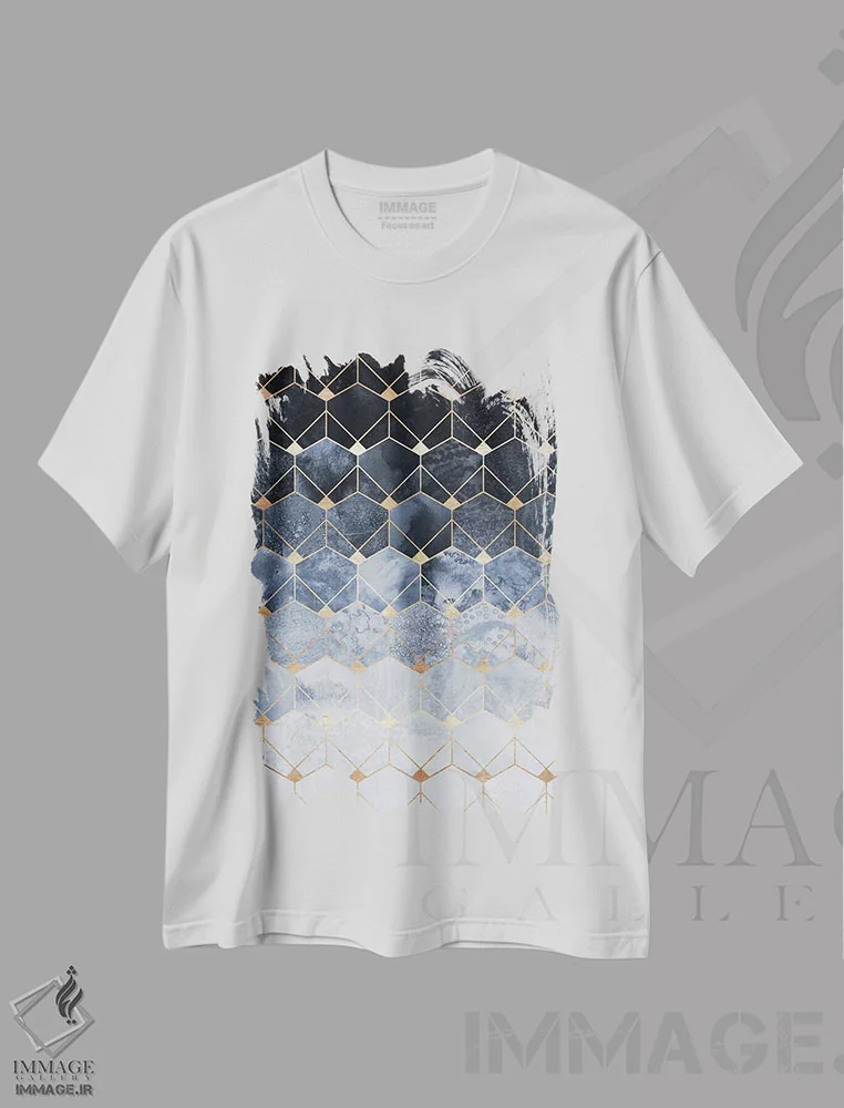 تیشرت سفید طرح دار شش ضلعی ها و الماس های آبی، آبستره اثر الیزابت فردریکسون | فروشگاه ایماژ