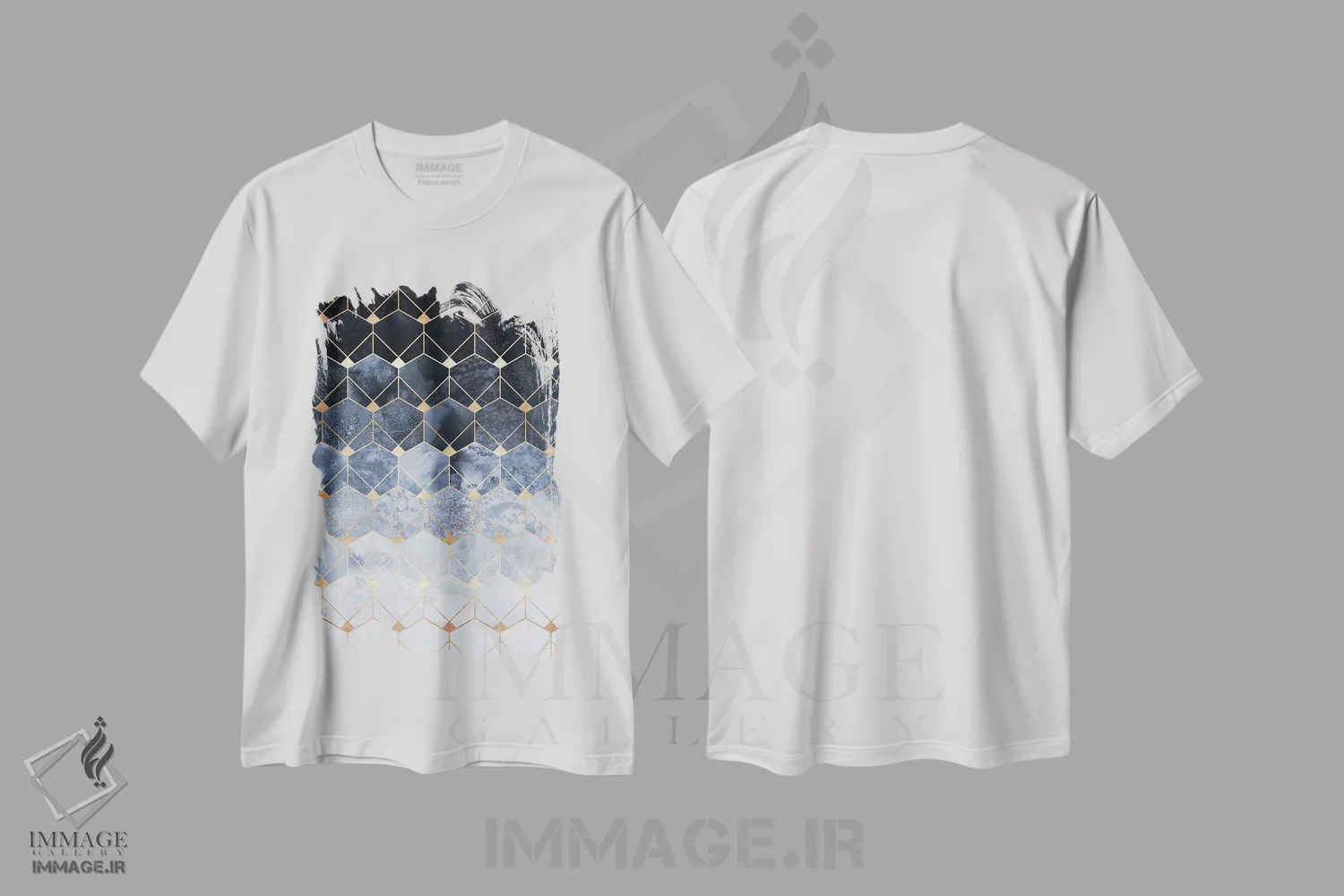 تیشرت سفید طرح دار شش ضلعی ها و الماس های آبی، آبستره اثر الیزابت فردریکسون | فروشگاه ایماژ