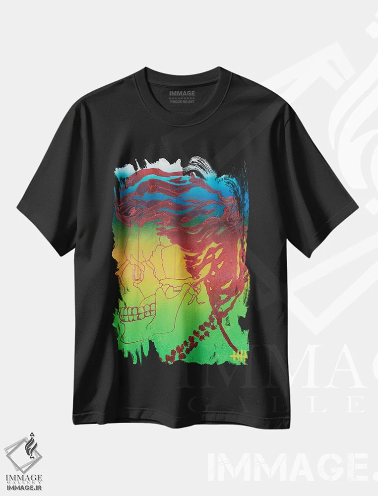 تیشرت مشکی طرح دار اشراف زادهٔ فروشگاه موج سواری دهه ۹۰، دکوراسیون جایگزین اثر اددی لاو | immage.ir