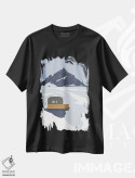 تیشرت مشکی طرح دار "ایسلند، کلبه ای در برف"، تزئینی اثر لایمن کریتیو کو. | immage.ir