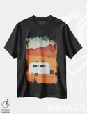 تیشرت مشکی طرح دار "کمپر در بیابان هنگام غروب"، تزئینی اثر لایمن کریتیو کو. | immage.ir