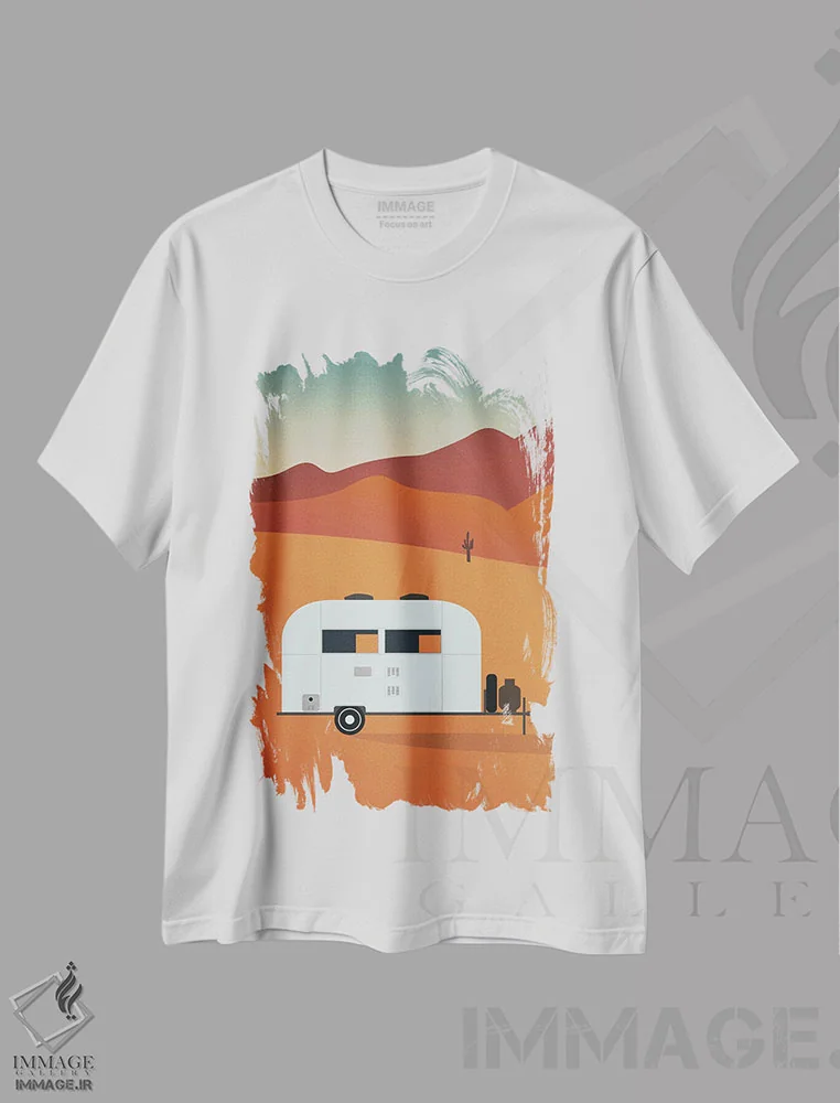 تیشرت سفید طرح دار "کمپر در بیابان هنگام غروب"، تزئینی اثر لایمن کریتیو کو. | فروشگاه ایماژ