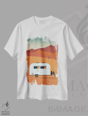 تیشرت سفید طرح دار "کمپر در بیابان هنگام غروب"، تزئینی اثر لایمن کریتیو کو. | فروشگاه ایماژ