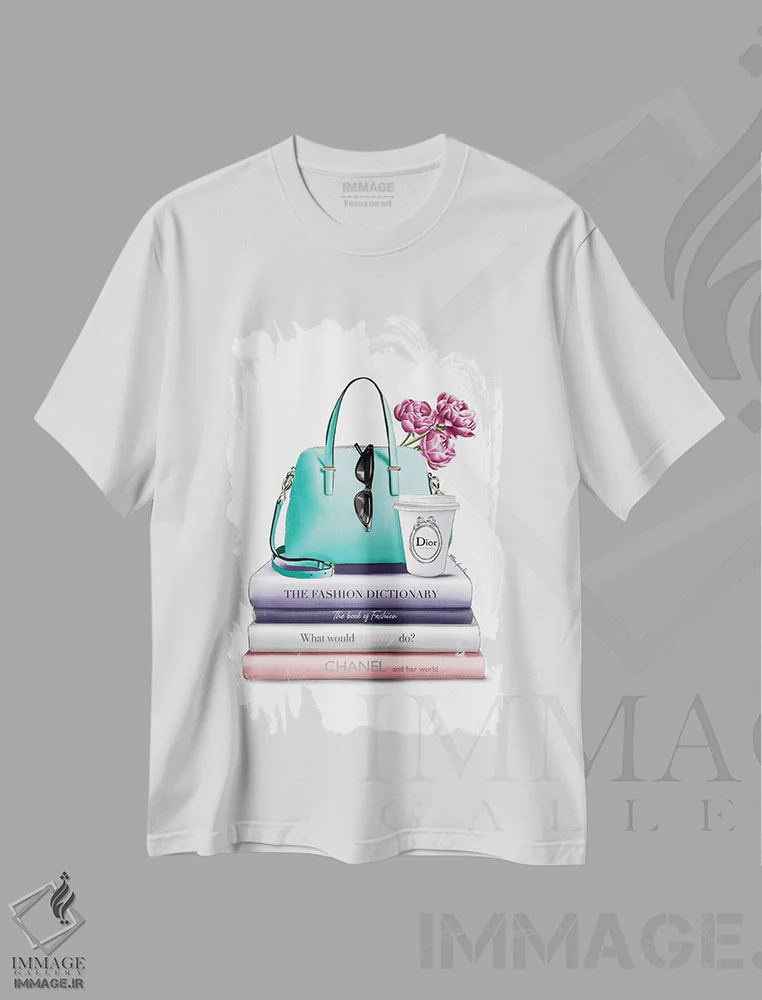 تیشرت سفید طرح دار کتاب ها و کیف سبز، تزئینی اثر الزا فوچه | immage.ir