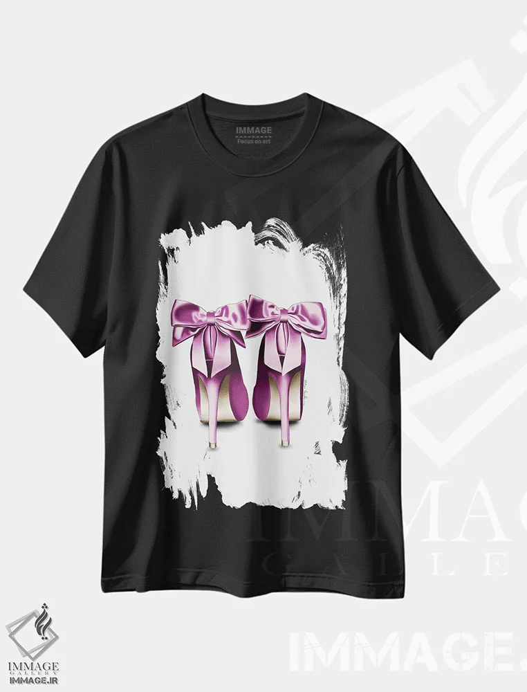 تیشرت مشکی طرح دار کفش پاشنه دار با پاپیون ساتن، دست نقاشی و طراحی دستی اثر الزا فوچه | immage.ir