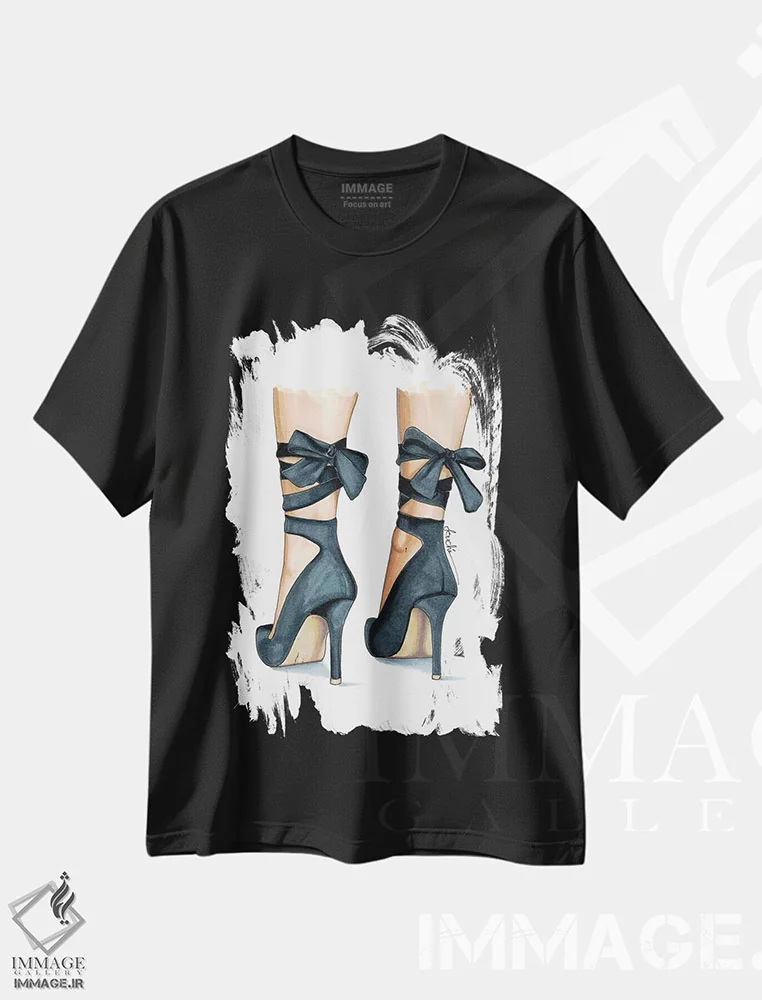 تیشرت مشکی طرح دار کفش پاشنه دار خاکستری، تزئینی اثر الزا فوچه | immage.ir