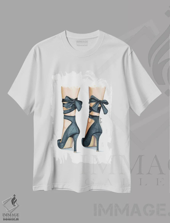 تیشرت سفید طرح دار کفش پاشنه دار خاکستری، تزئینی اثر الزا فوچه | فروشگاه ایماژ