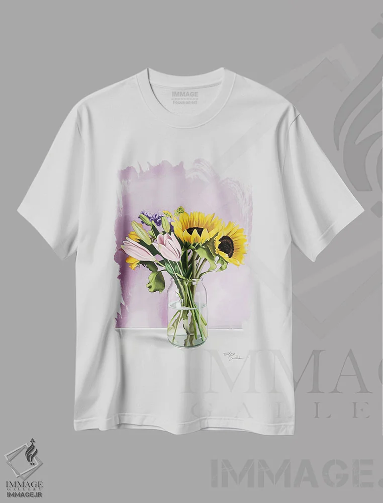 تیشرت سفید طرح دار بنفش و آفتابگردان ها، دکور معاصر اثر الزا فوچه | فروشگاه ایماژ