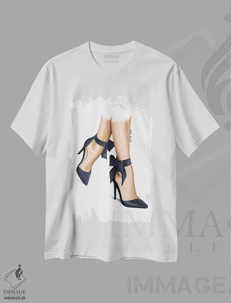 تیشرت سفید طرح دار کفش پاشنه دار سرمه ای، تزئینی اثر الزا فوچه | فروشگاه ایماژ