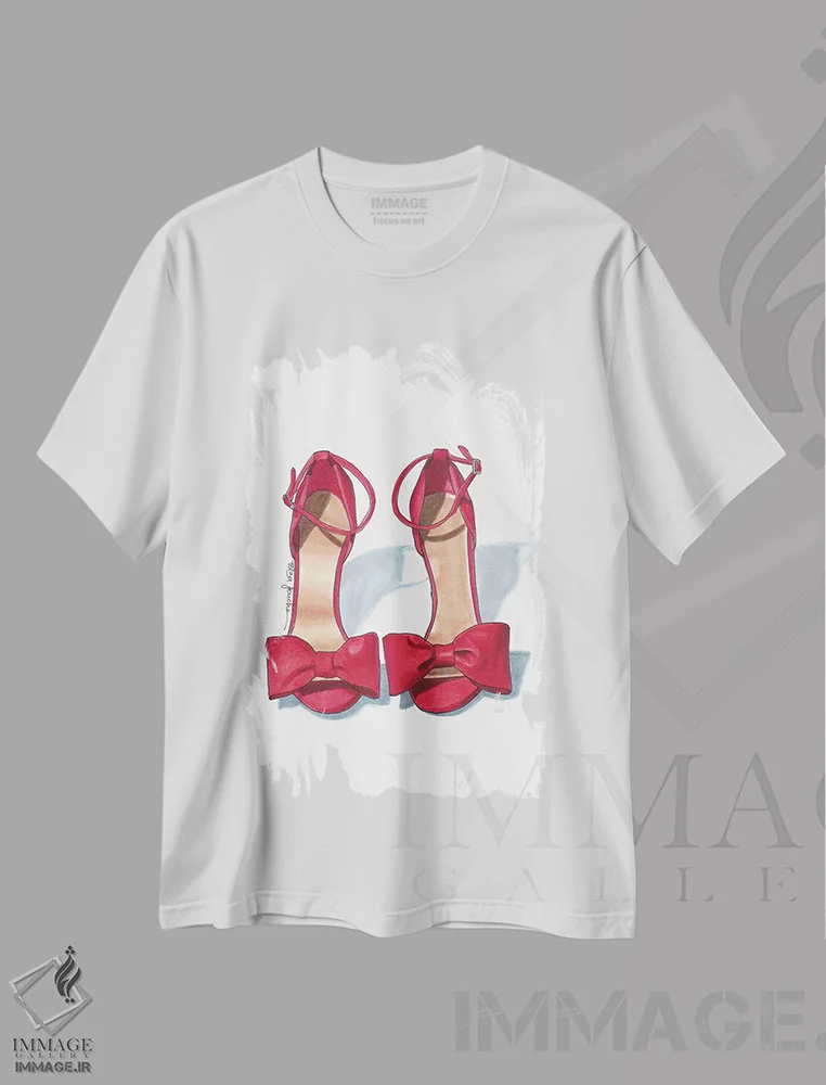 تیشرت سفید طرح دار کفش پاشنه دار قرمز روشن، تزئینی اثر الزا فوچه | immage.ir