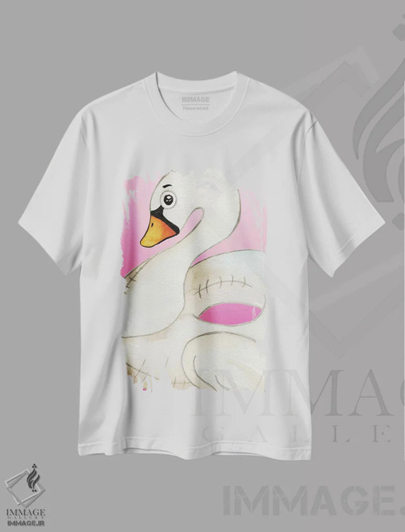 تیشرت سفید طرح دار قو شناور روی پس زمینهٔ صورتی، مدیوم اثر الیزابت مدلی | فروشگاه ایماژ