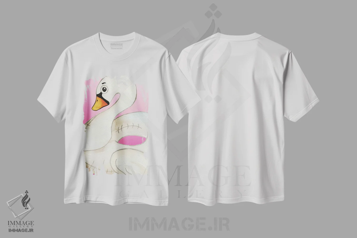 تیشرت سفید طرح دار قو شناور روی پس زمینهٔ صورتی، مدیوم اثر الیزابت مدلی | فروشگاه ایماژ