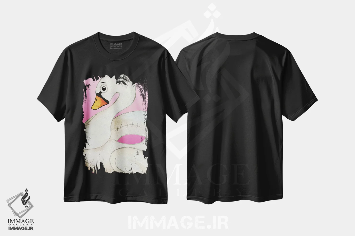 تیشرت مشکی طرح دار قو شناور روی پس زمینهٔ صورتی، مدیوم اثر الیزابت مدلی | immage.ir