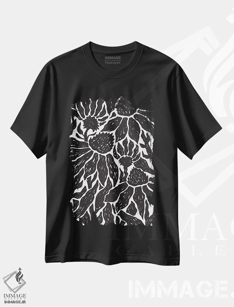 تیشرت مشکی طرح دار چاپ لینوکات گل سیاه و سفید، آبستره اثر الیزابت مدلی | immage.ir