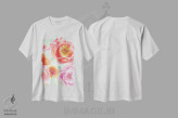 تیشرت سفید طرح دار رزهای رنگارنگ شمارهٔ یک، تزئینی اثر الیزابت مدلی | فروشگاه ایماژ