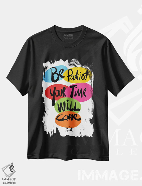 تیشرت مشکی طرح دار صبر کن زمانت فرا می رسد، تزئینی اثر امانوئل سیگنورینو | immage.ir