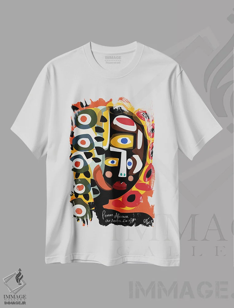 تیشرت سفید طرح دار زن آفریقایی در حال رؤیاپردازی است، دکور آفریقایی اثر امانوئل سیگنورینو | immage.ir