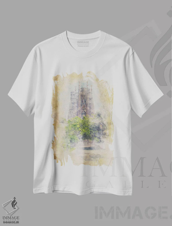 تیشرت سفید طرح دار آبرنگ ساگرادا فامیلیا، مدیوم اثر مانجیک پیکچرز | immage.ir