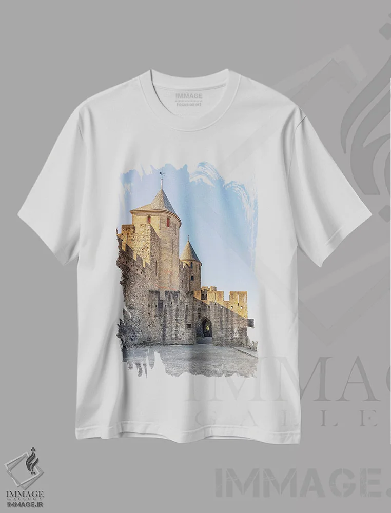 تیشرت سفید طرح دار قلعهٔ قرون وسطایی، مدیوم اثر مانجیک پیکچرز | immage.ir