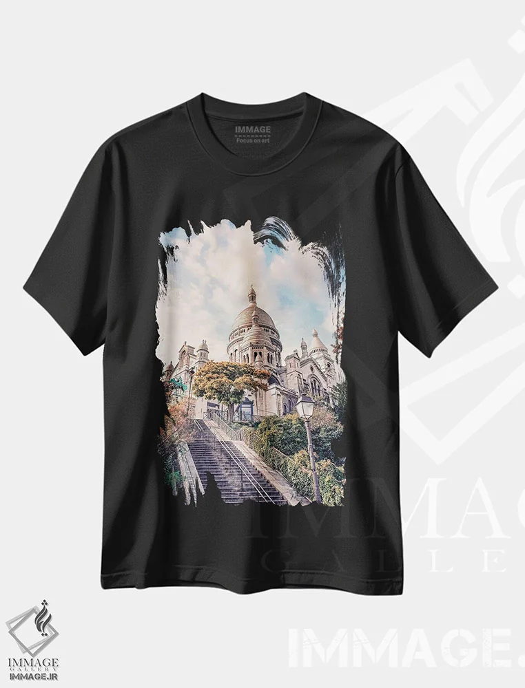 تیشرت مشکی طرح دار قلب مقدس در مونمارتر، مدیوم اثر مانجیک پیکچرز | فروشگاه ایماژ